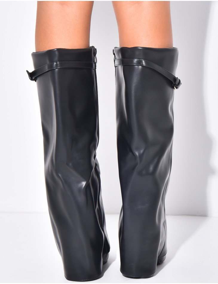 Bottes en similicuir à talons carrés et rabat ceinturé à boucle dorée