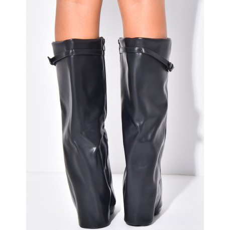 Bottes en similicuir à talons carrés et rabat ceinturé à boucle dorée