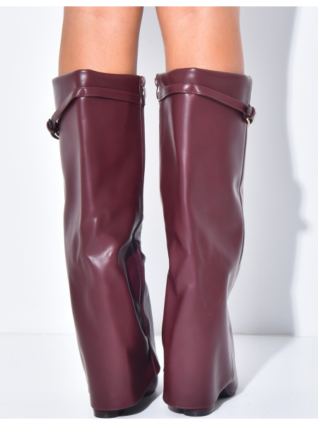 Bottes en similicuir à talons carrés et rabat ceinturé à boucle dorée