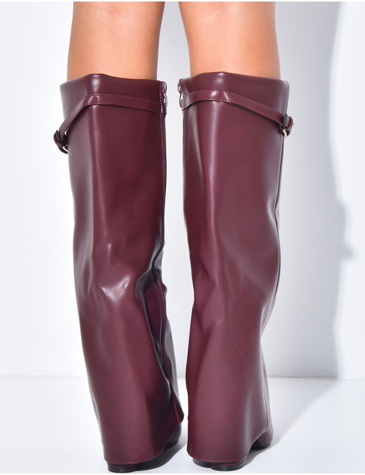 Bottes en similicuir à talons carrés et rabat ceinturé à boucle dorée