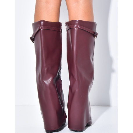 Bottes en similicuir à talons carrés et rabat ceinturé à boucle dorée