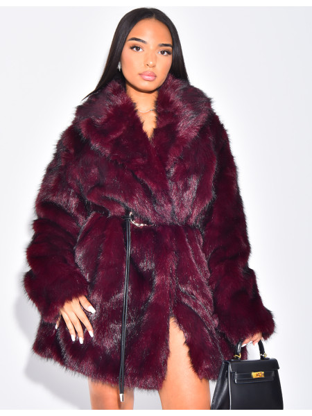 Veste mi-longue en fausse fourrure ceinturée