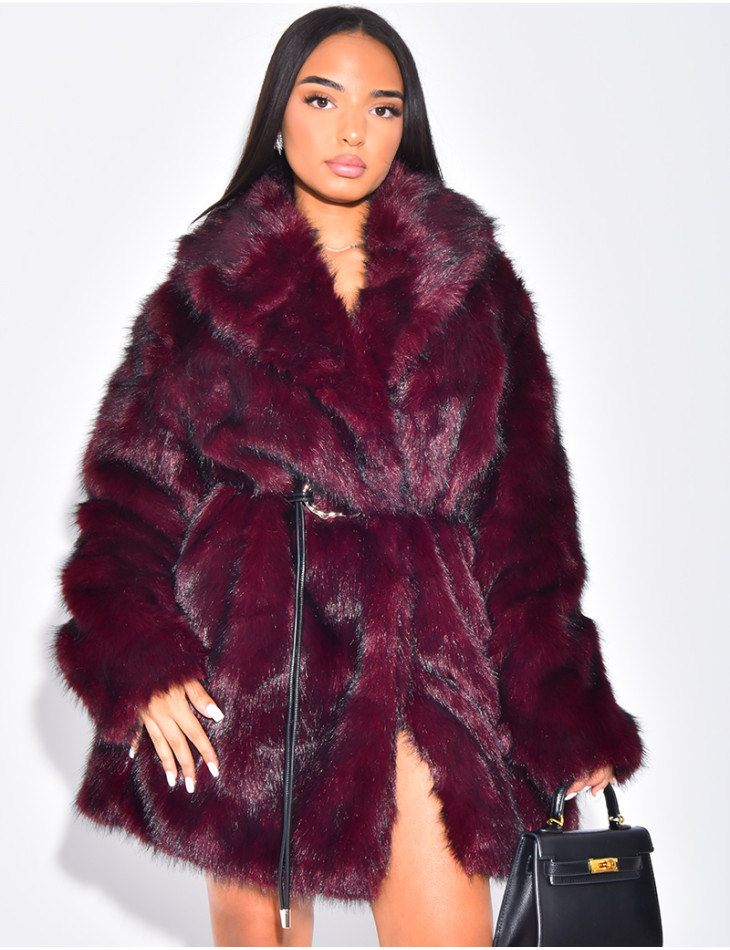 Veste mi-longue en fausse fourrure ceinturée