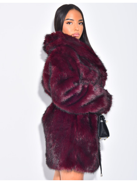 Veste mi-longue en fausse fourrure ceinturée