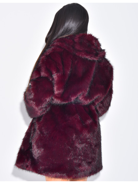 Veste mi-longue en fausse fourrure ceinturée