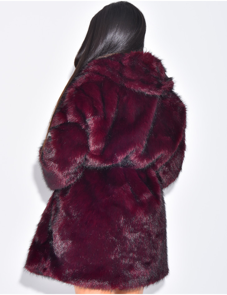 Veste mi-longue en fausse fourrure ceinturée