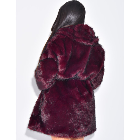 Veste mi-longue en fausse fourrure ceinturée