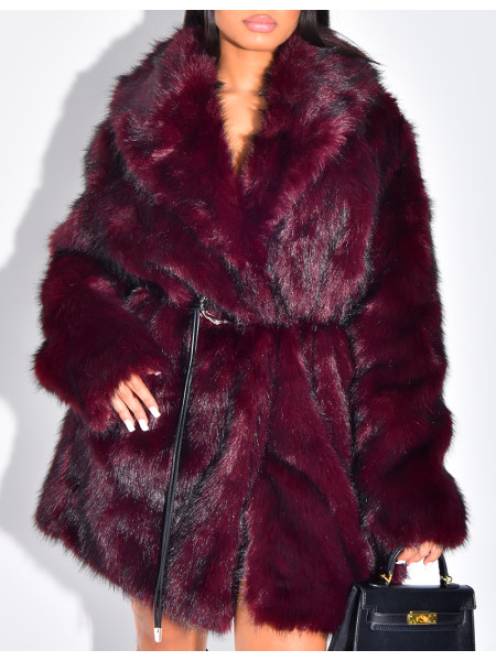 Veste mi-longue en fausse fourrure ceinturée