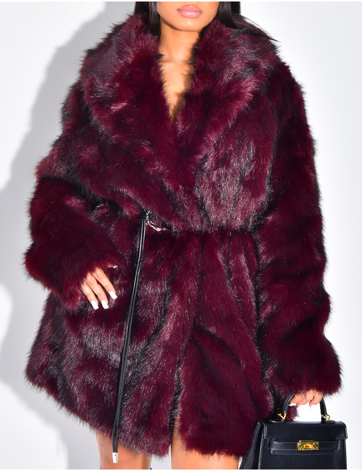 Veste mi-longue en fausse fourrure ceinturée