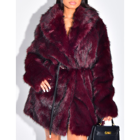 Veste mi-longue en fausse fourrure ceinturée