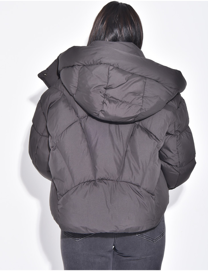 Short, oversized quilted puffer jacket with ribbed cuffs