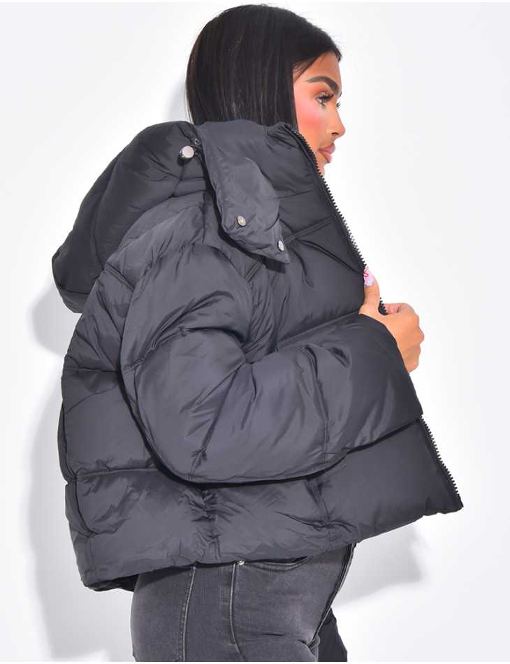 Kurze, wattierte Daunenjacke mit Kapuze