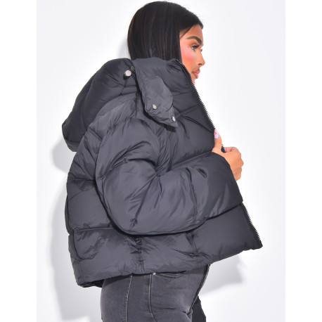 Kurze, wattierte Daunenjacke mit Kapuze