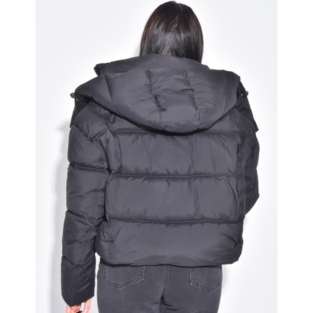 Kurze, wattierte Daunenjacke mit Kapuze