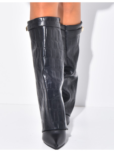 Kunstlederstiefel mit Blockabsatz und Umschlag in Krokodiloptik