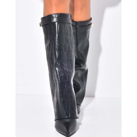 Kunstlederstiefel mit Blockabsatz und Umschlag in Krokodiloptik