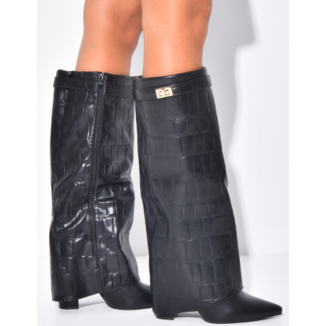 Kunstlederstiefel mit Blockabsatz und Umschlag in Krokodiloptik