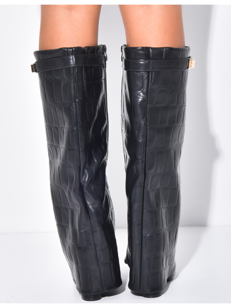 Kunstlederstiefel mit Blockabsatz und Umschlag in Krokodiloptik