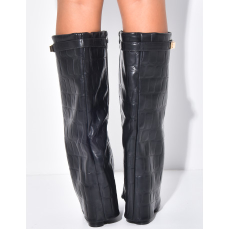 Kunstlederstiefel mit Blockabsatz und Umschlag in Krokodiloptik