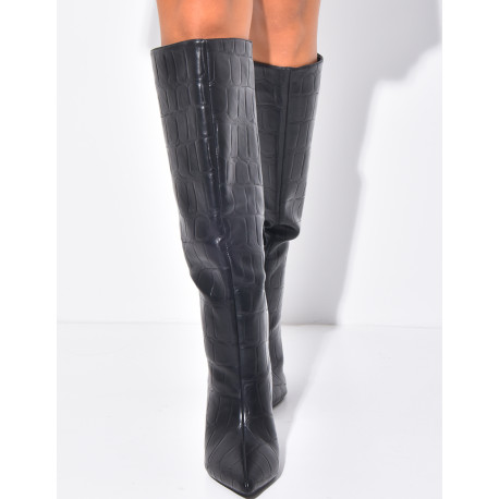 Hohe Stiefel mit spitzen Zehen in Kroko-Optik aus Kunstleder