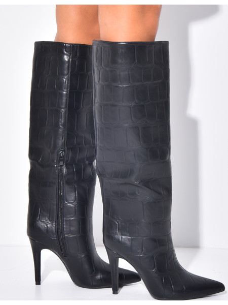Hohe Stiefel mit spitzen Zehen in Kroko-Optik aus Kunstleder