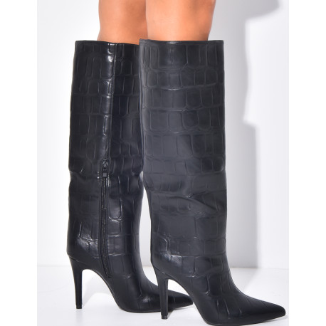 Hohe Stiefel mit spitzen Zehen in Kroko-Optik aus Kunstleder
