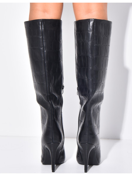 Hohe Stiefel mit spitzen Zehen in Kroko-Optik aus Kunstleder
