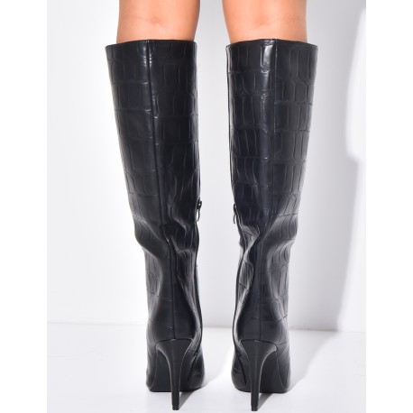 Hohe Stiefel mit spitzen Zehen in Kroko-Optik aus Kunstleder