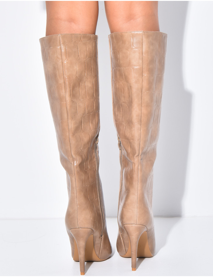 Hohe Stiefel mit spitzen Zehen in Kroko-Optik aus Kunstleder