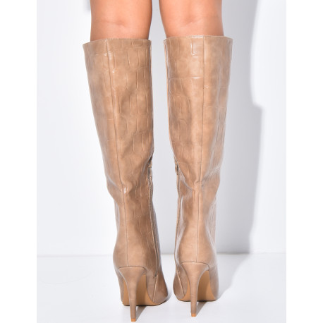 Hohe Stiefel mit spitzen Zehen in Kroko-Optik aus Kunstleder