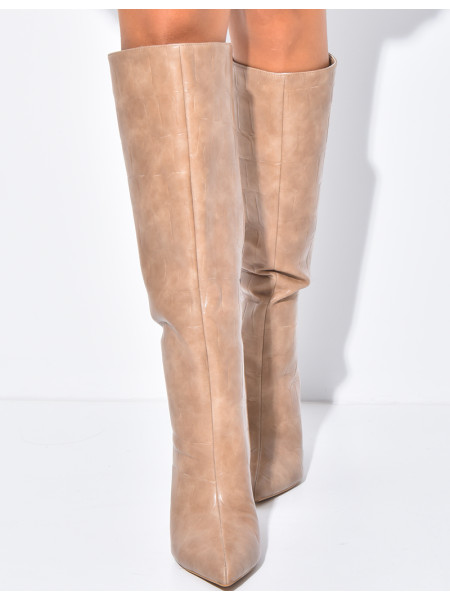 Hohe Stiefel mit spitzen Zehen in Kroko-Optik aus Kunstleder