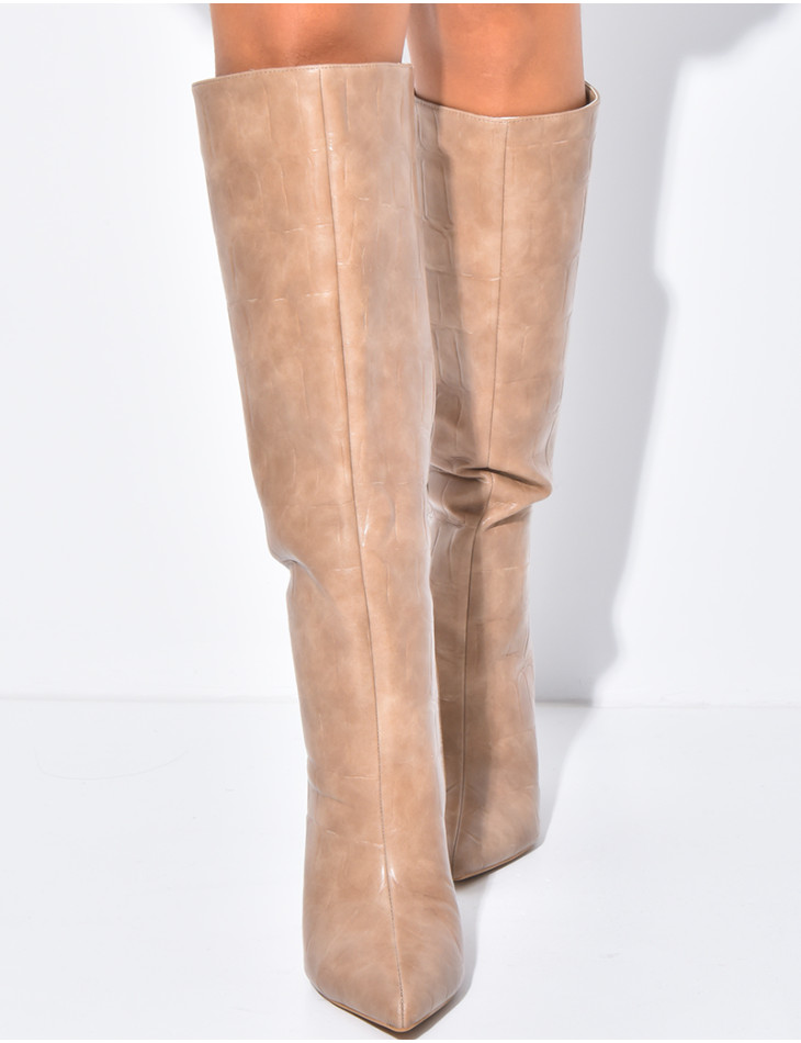 Hohe Stiefel mit spitzen Zehen in Kroko-Optik aus Kunstleder