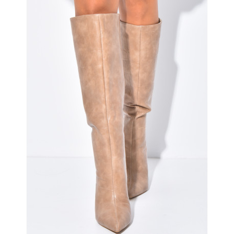 Hohe Stiefel mit spitzen Zehen in Kroko-Optik aus Kunstleder