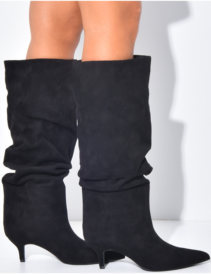 Stiefel aus Wildlederimitat zum Hineinschlüpfen mit leicht ausgestellten Beinen und kleinen Absätzen