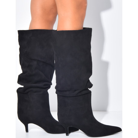 Stiefel aus Wildlederimitat zum Hineinschlüpfen mit leicht ausgestellten Beinen und kleinen Absätzen