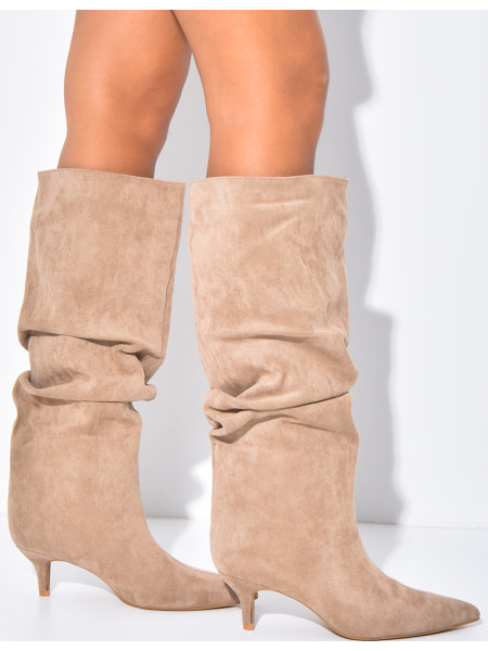 Stiefel aus Wildlederimitat zum Hineinschlüpfen mit leicht ausgestellten Beinen und kleinen Absätzen
