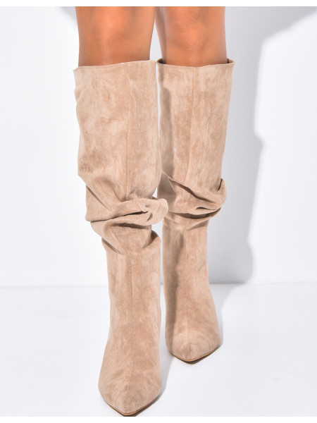 Stiefel aus Wildlederimitat zum Hineinschlüpfen mit leicht ausgestellten Beinen und kleinen Absätzen