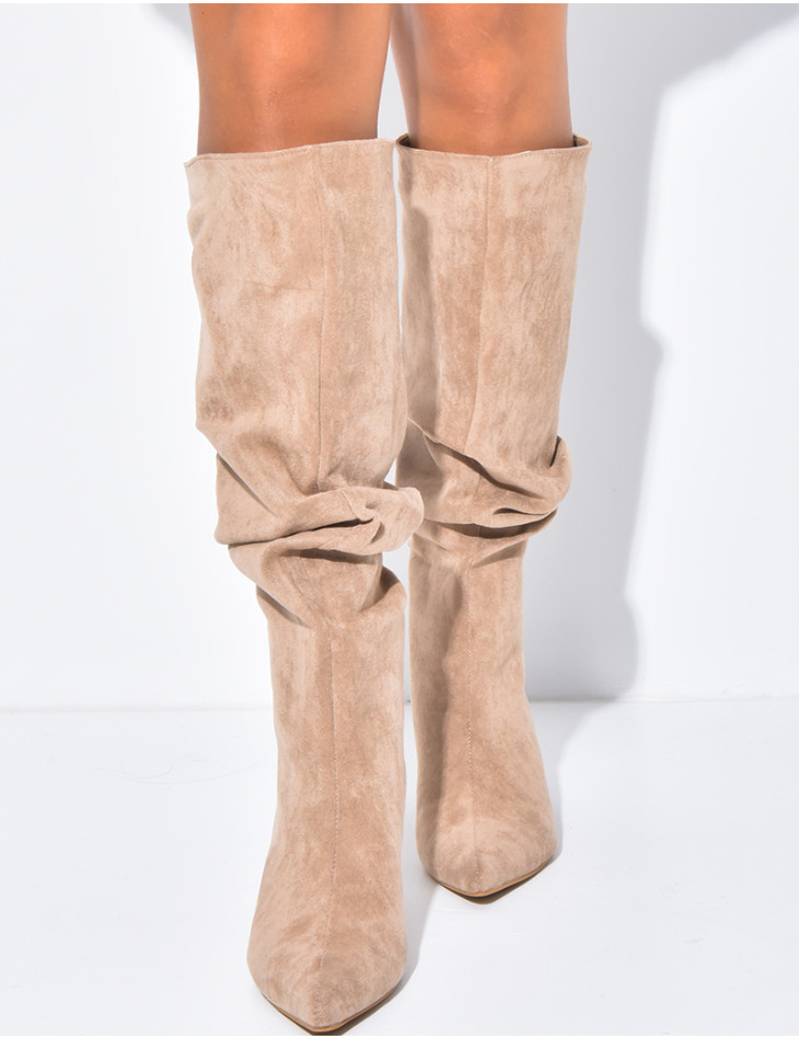 Stiefel aus Wildlederimitat zum Hineinschlüpfen mit leicht ausgestellten Beinen und kleinen Absätzen