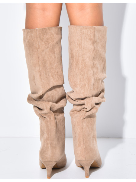 Stiefel aus Wildlederimitat zum Hineinschlüpfen mit leicht ausgestellten Beinen und kleinen Absätzen