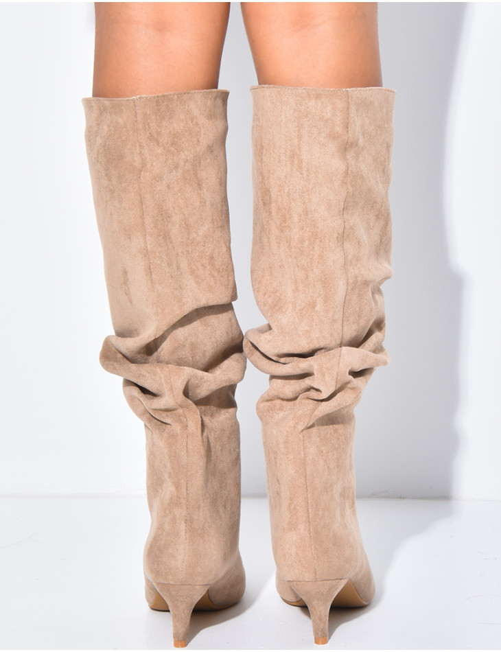 Stiefel aus Wildlederimitat zum Hineinschlüpfen mit leicht ausgestellten Beinen und kleinen Absätzen