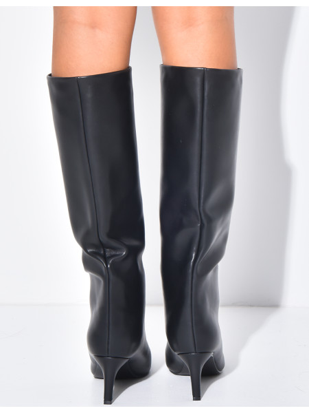 Kunstleder-Stiefel mit spitzen Zehen und Absätzen