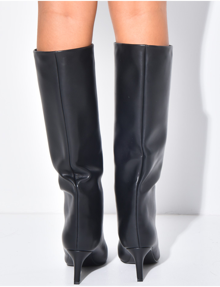 Kunstleder-Stiefel mit spitzen Zehen und Absätzen