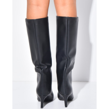 Kunstleder-Stiefel mit spitzen Zehen und Absätzen