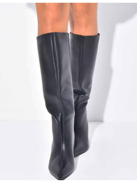 Kunstleder-Stiefel mit spitzen Zehen und Absätzen