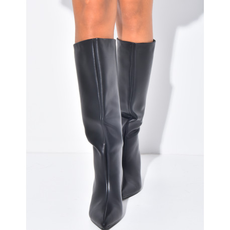Kunstleder-Stiefel mit spitzen Zehen und Absätzen