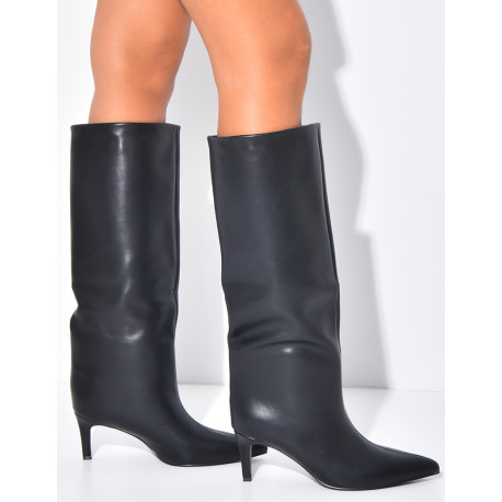 Kunstleder-Stiefel mit spitzen Zehen und Absätzen