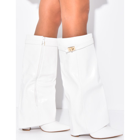 Stiefel aus Kunstleder mit Blockabsatz und Lasche