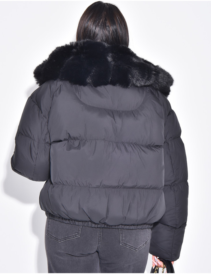 Kurze Pufferjacke mit Pelzbesatz