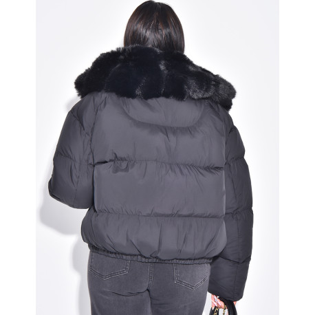 Kurze Pufferjacke mit Pelzbesatz