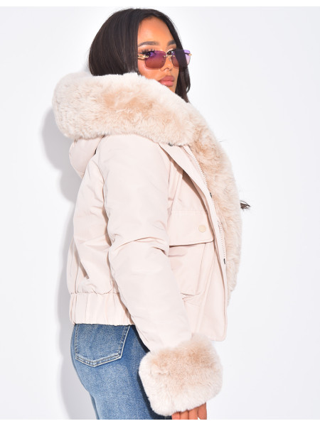 Kurze Daunenjacke mit abnehmbarem Fell